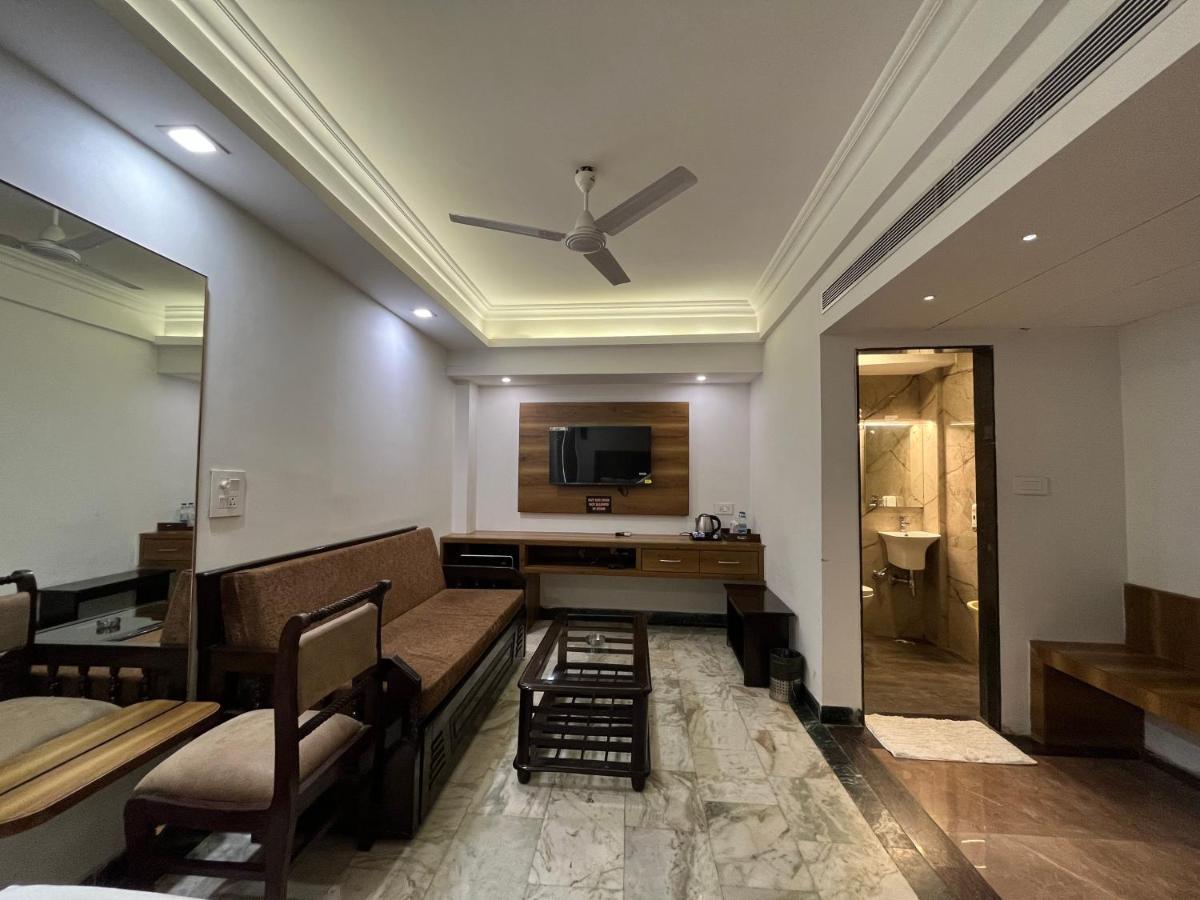 אגרה Hotel Moti Palace מראה חיצוני תמונה