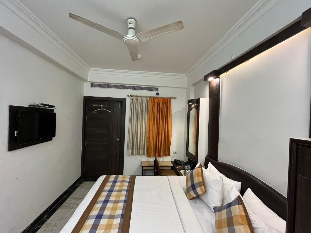 אגרה Hotel Moti Palace מראה חיצוני תמונה