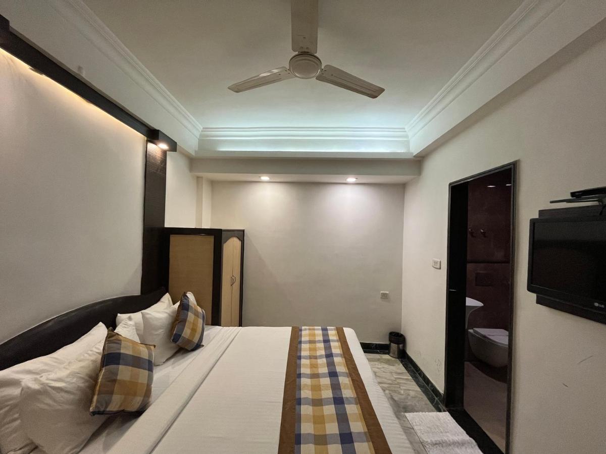 אגרה Hotel Moti Palace מראה חיצוני תמונה