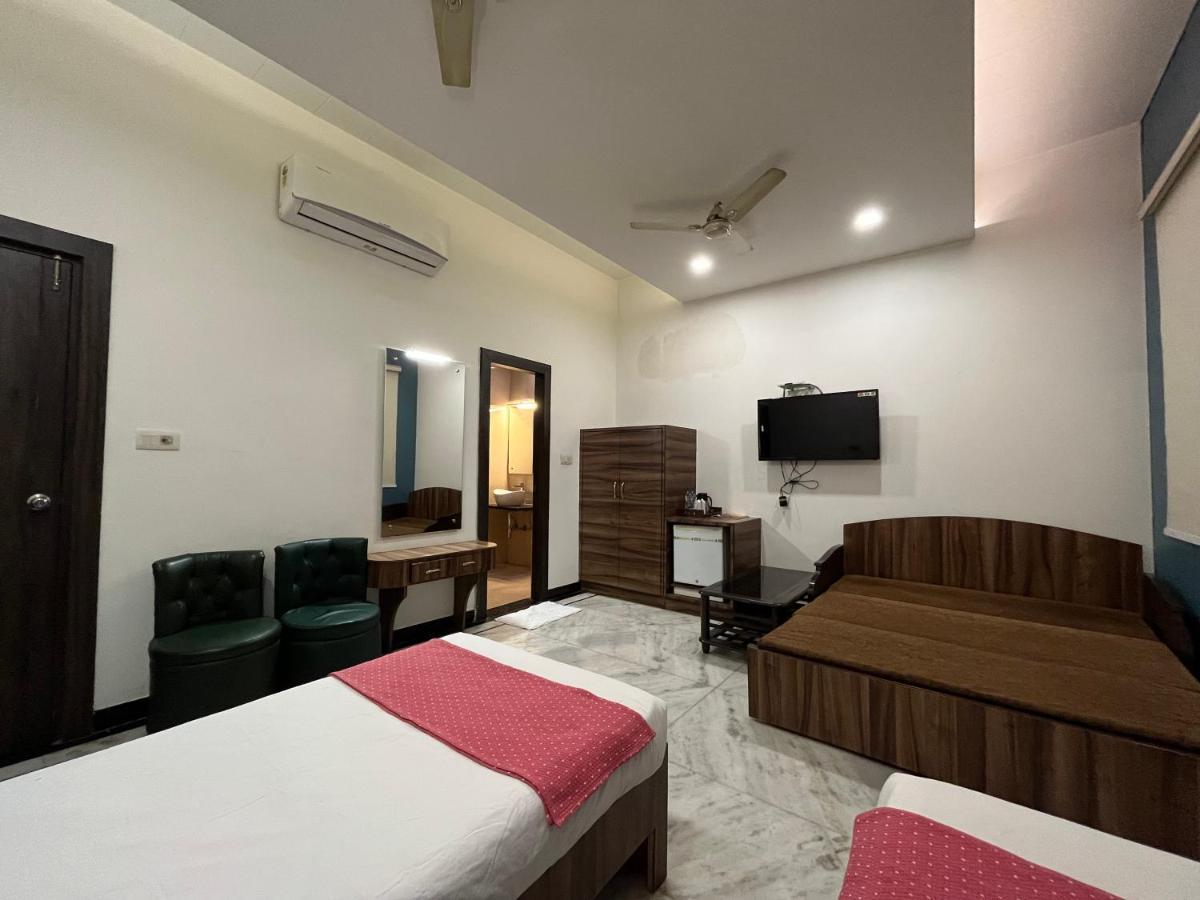 אגרה Hotel Moti Palace מראה חיצוני תמונה