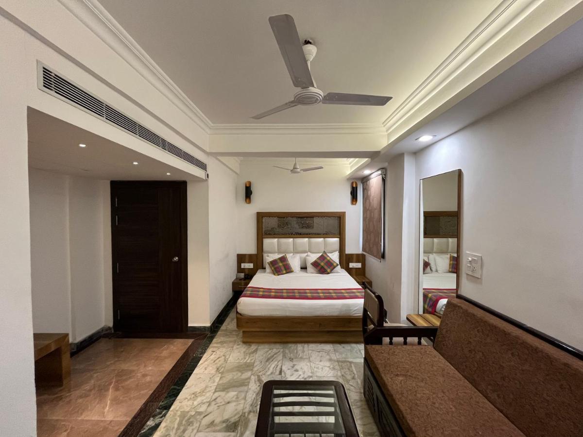 אגרה Hotel Moti Palace מראה חיצוני תמונה