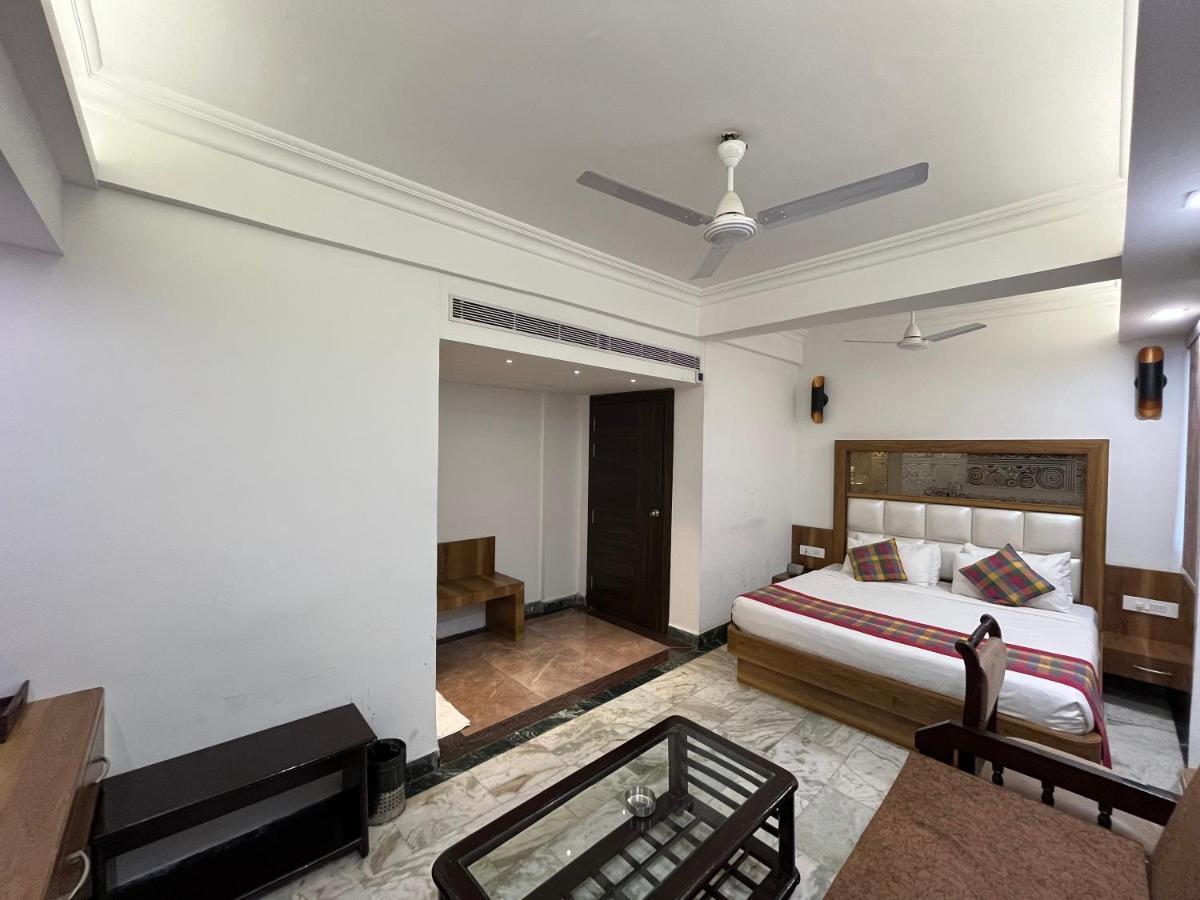 אגרה Hotel Moti Palace מראה חיצוני תמונה