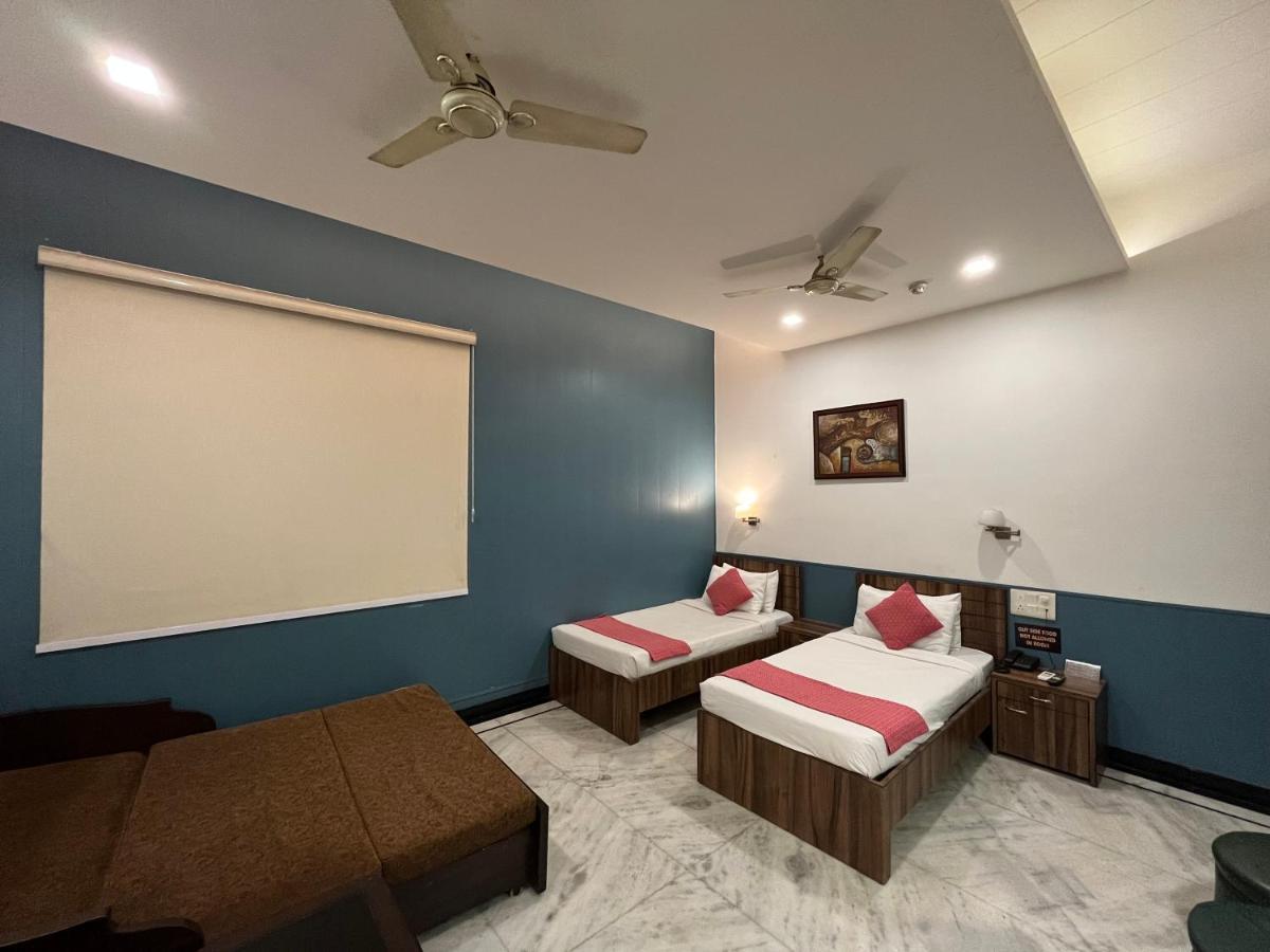 אגרה Hotel Moti Palace מראה חיצוני תמונה