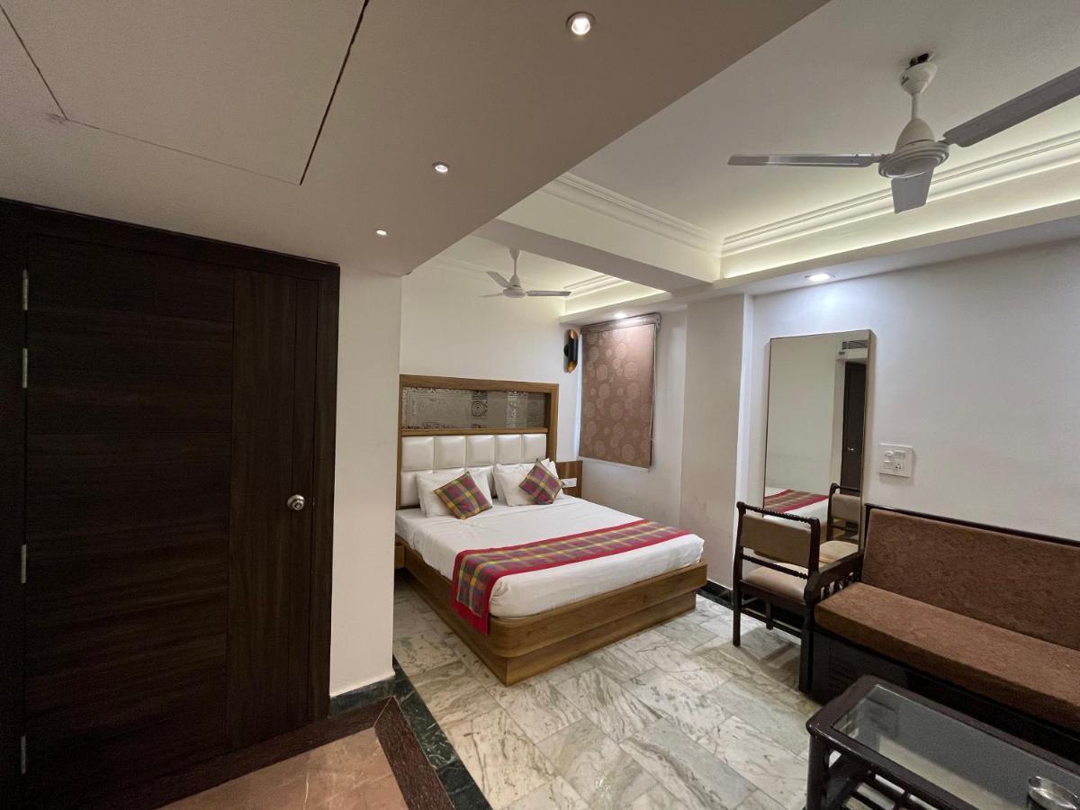 אגרה Hotel Moti Palace מראה חיצוני תמונה