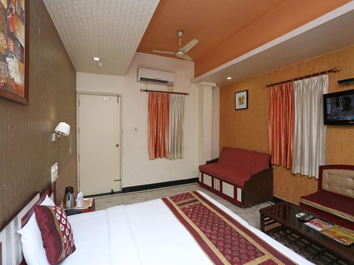 אגרה Hotel Moti Palace מראה חיצוני תמונה