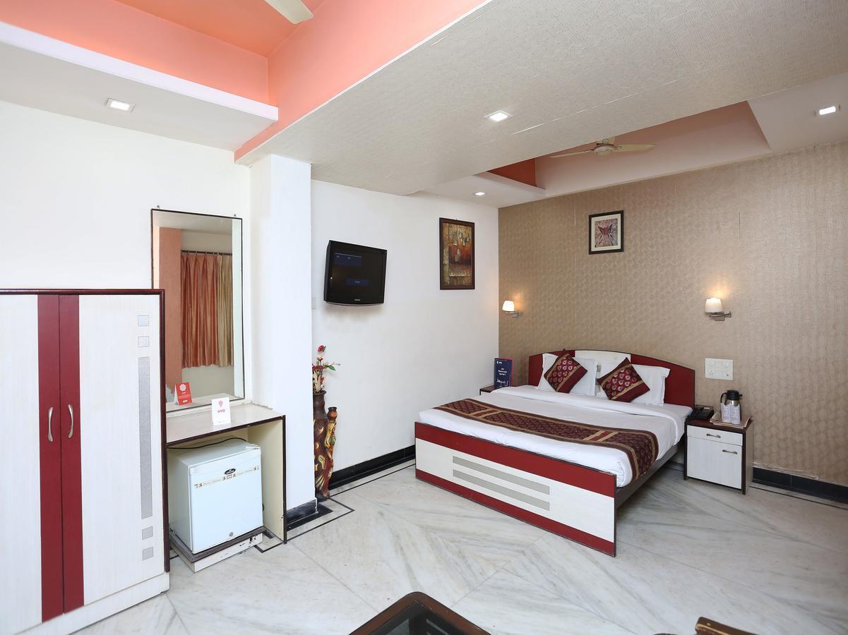 אגרה Hotel Moti Palace מראה חיצוני תמונה