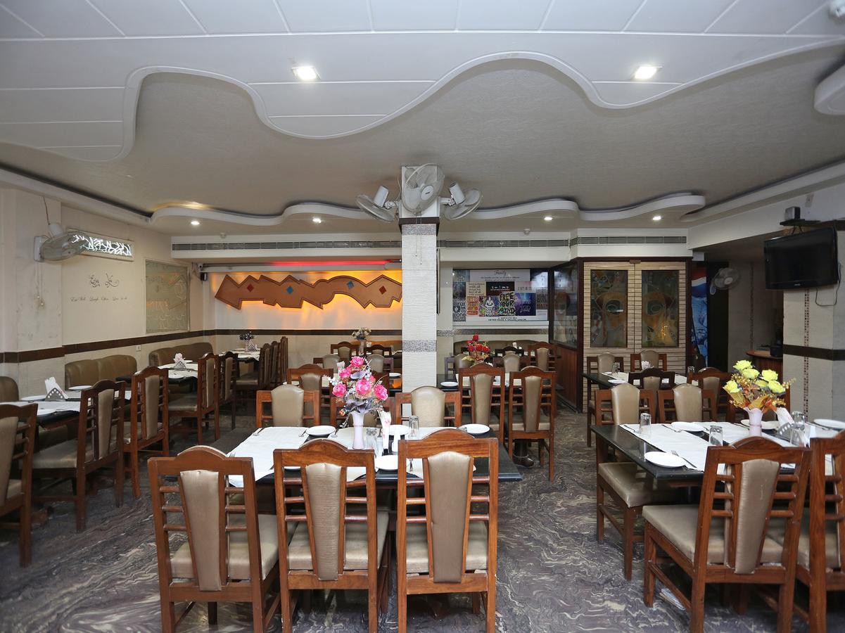 אגרה Hotel Moti Palace מראה חיצוני תמונה
