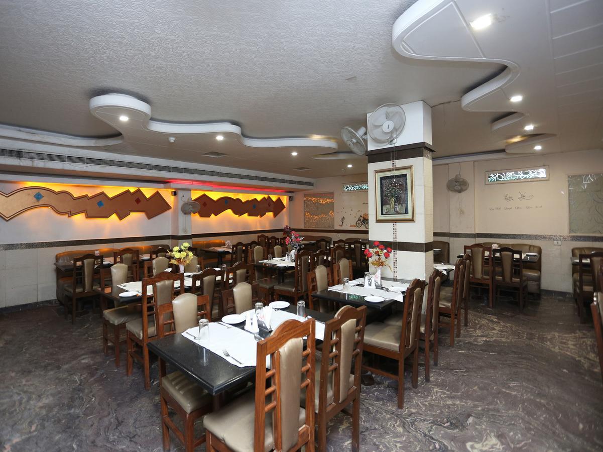 אגרה Hotel Moti Palace מראה חיצוני תמונה