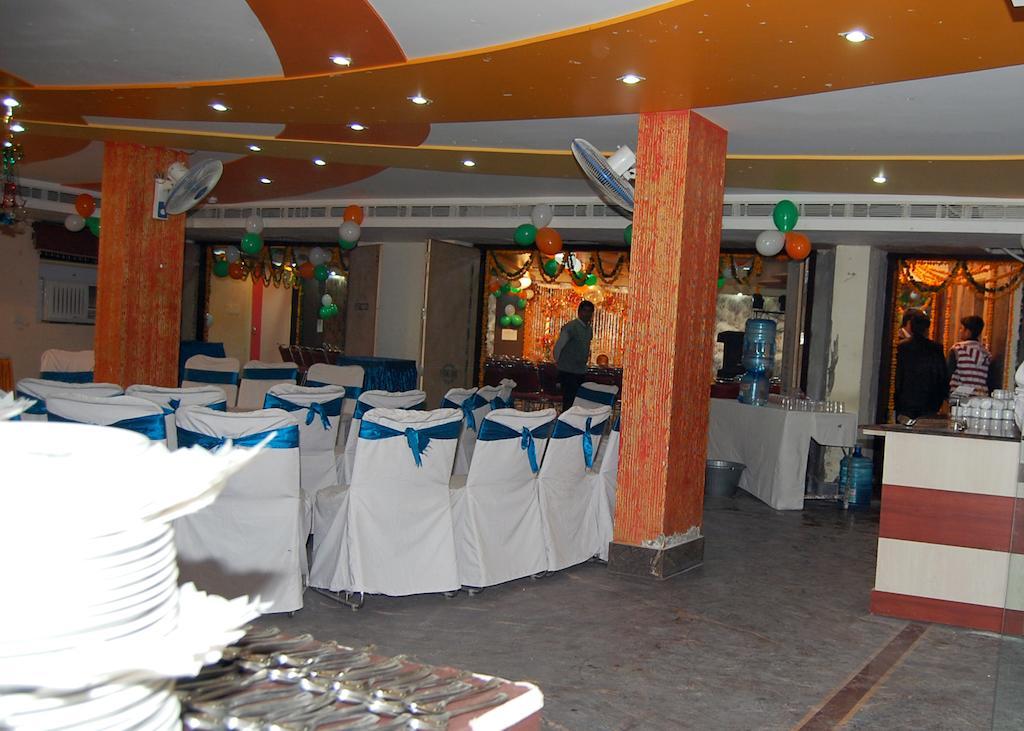 אגרה Hotel Moti Palace מראה חיצוני תמונה