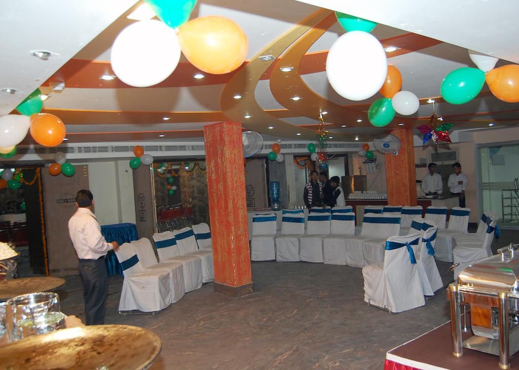 אגרה Hotel Moti Palace מראה חיצוני תמונה