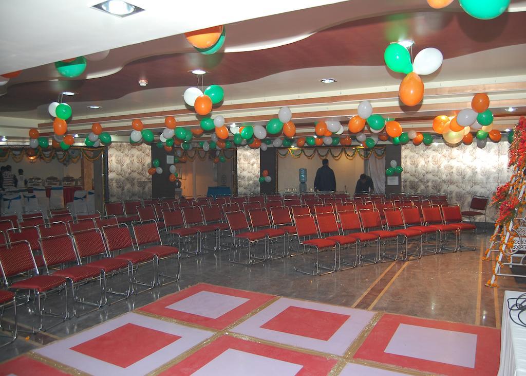 אגרה Hotel Moti Palace מראה חיצוני תמונה