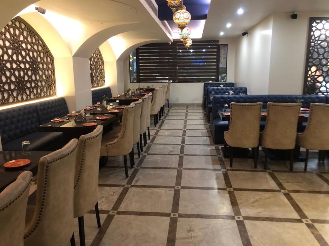 אגרה Hotel Moti Palace מראה חיצוני תמונה