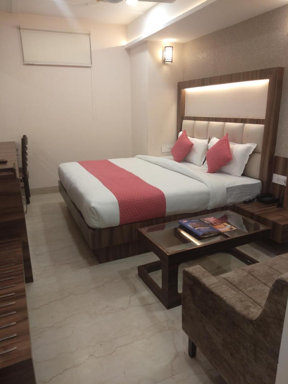 אגרה Hotel Moti Palace מראה חיצוני תמונה