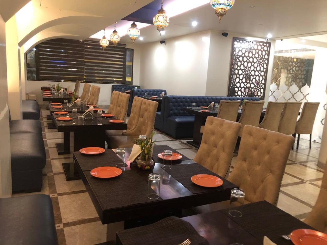 אגרה Hotel Moti Palace מראה חיצוני תמונה