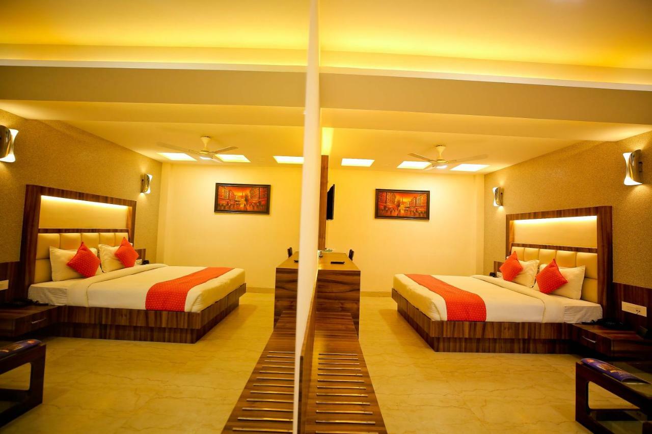 אגרה Hotel Moti Palace מראה חיצוני תמונה