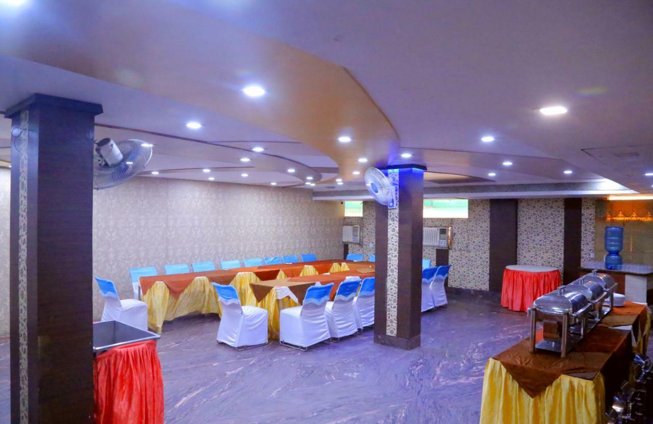 אגרה Hotel Moti Palace מראה חיצוני תמונה