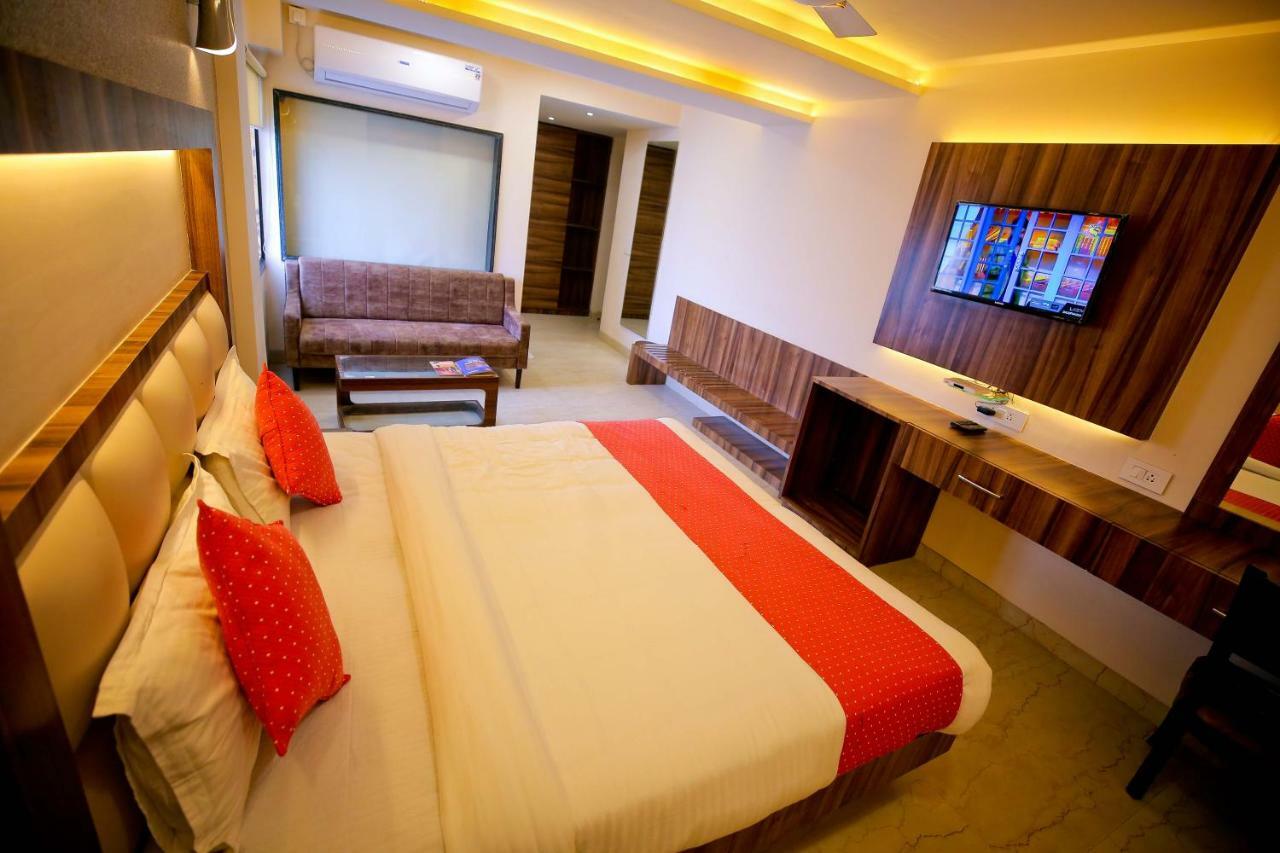 אגרה Hotel Moti Palace מראה חיצוני תמונה