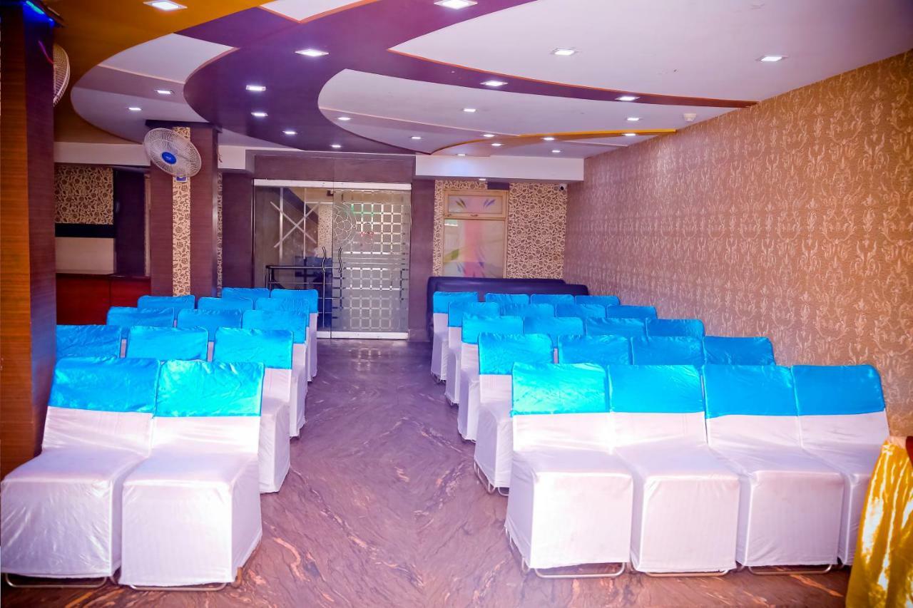 אגרה Hotel Moti Palace מראה חיצוני תמונה
