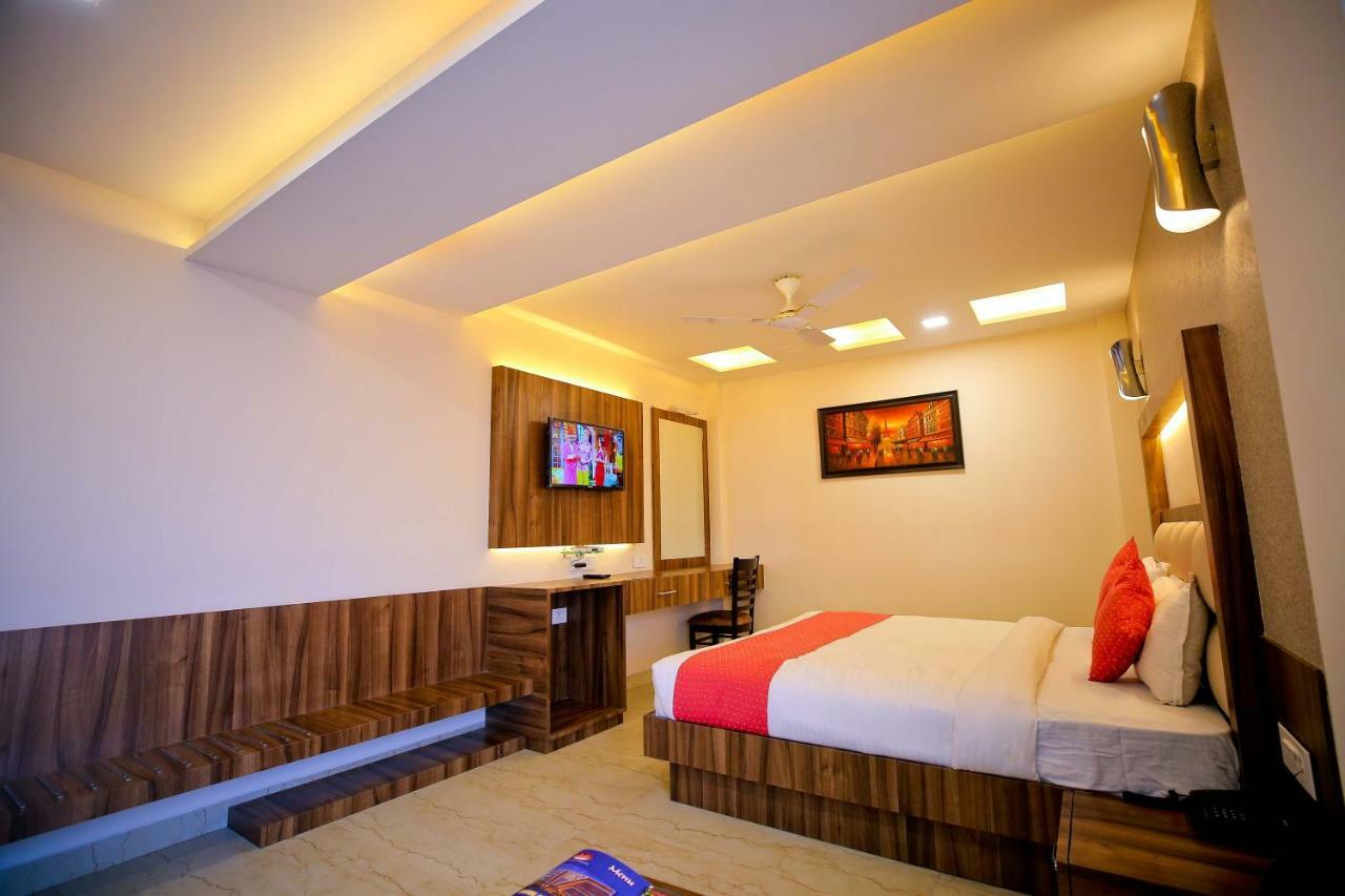 אגרה Hotel Moti Palace מראה חיצוני תמונה