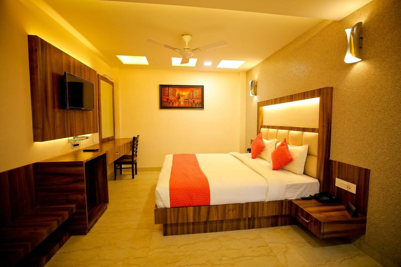 אגרה Hotel Moti Palace מראה חיצוני תמונה