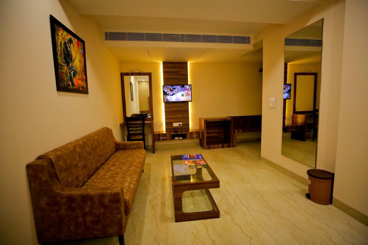 אגרה Hotel Moti Palace מראה חיצוני תמונה