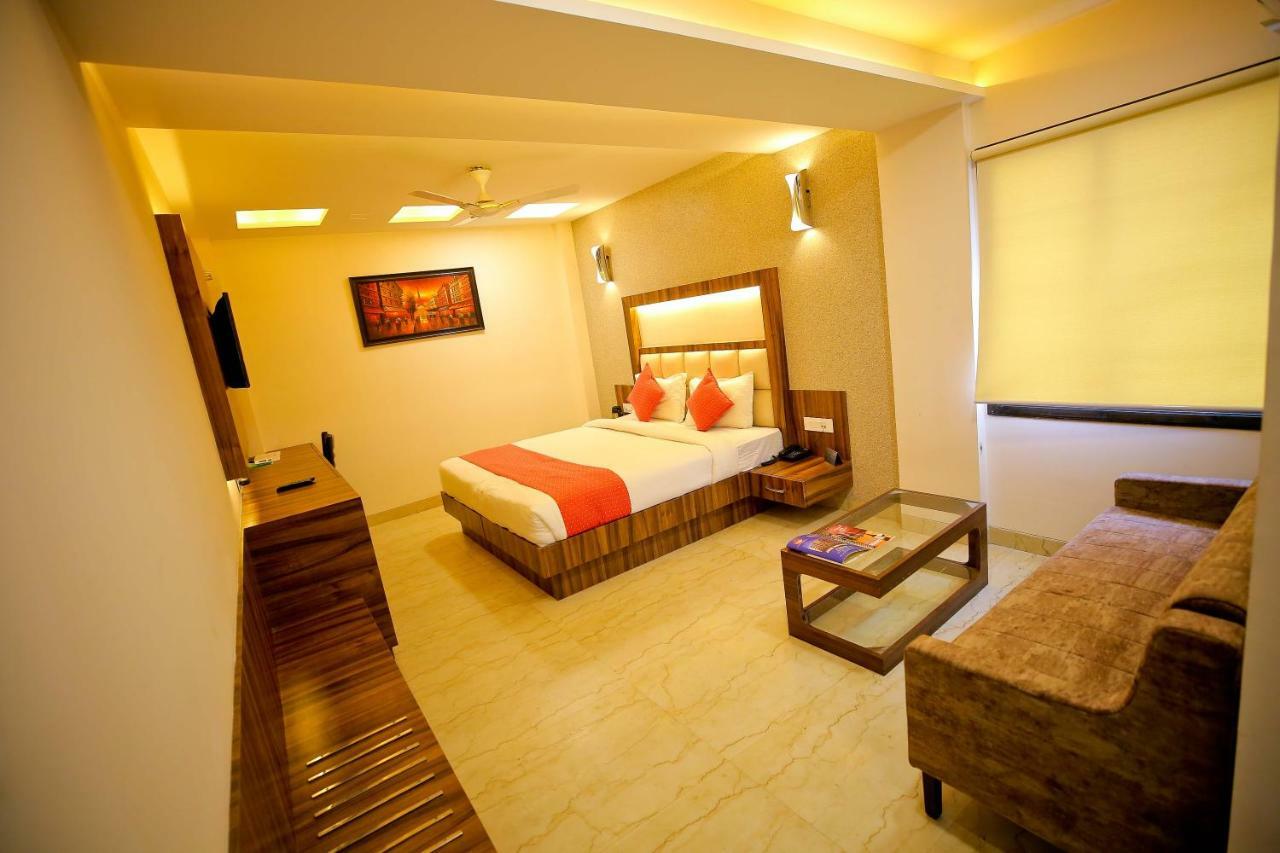 אגרה Hotel Moti Palace מראה חיצוני תמונה